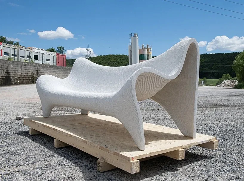 Banco doble escultórico de hormigón impreso en 3D