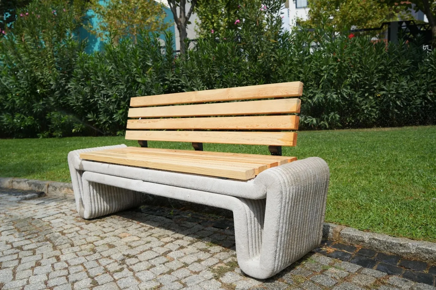 Banco de hormigón impreso 3D con asiento y respaldo de madera