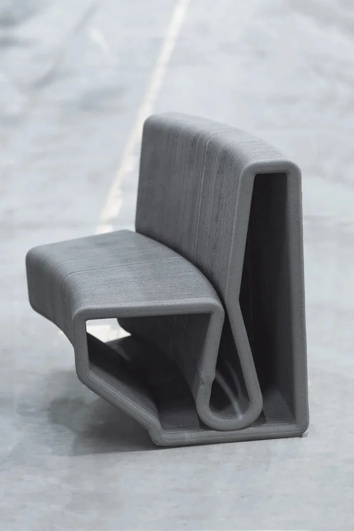 Silla monolítica de hormigón impreso en 3D