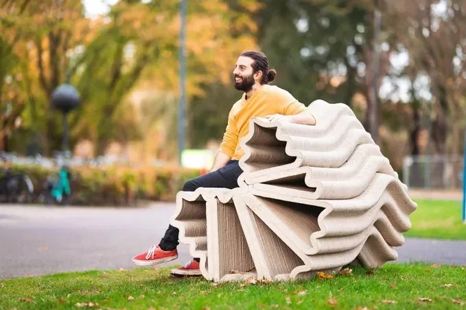 Sillón de retícula estructural impresa en 3D con mesa escultórica