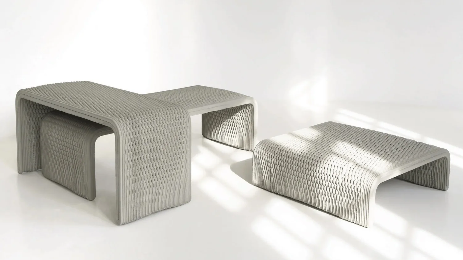 Taburete y mesa cilíndricos de hormigón impreso en 3D