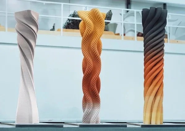 Piezas de hormigón impreso 3D con texturas estratificadas en degradado